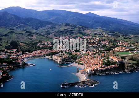 Frankreich, Pyrénées-Orientales (66), Côte Vermeille, Collioure Stadt (Luftbild) Stockfoto