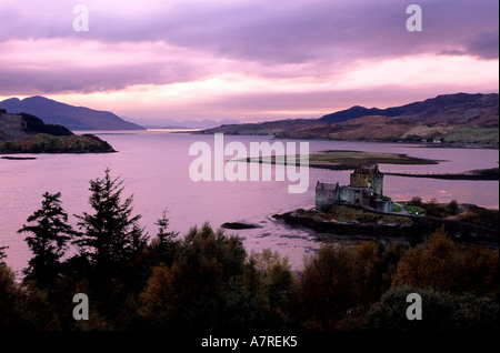Großbritannien, Schottland, Highlands, Eilean Donan Castle und Loch Duich Stockfoto