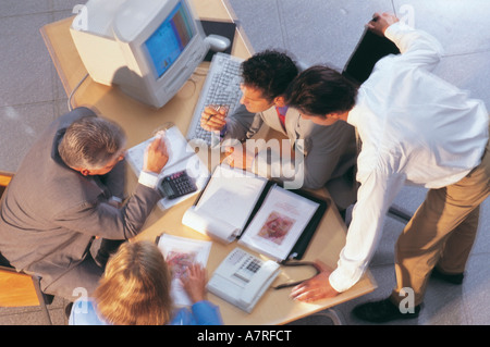 Erhöhte Ansicht vier von Führungskräften der Wirtschaft diskutieren in einem Büro Stockfoto