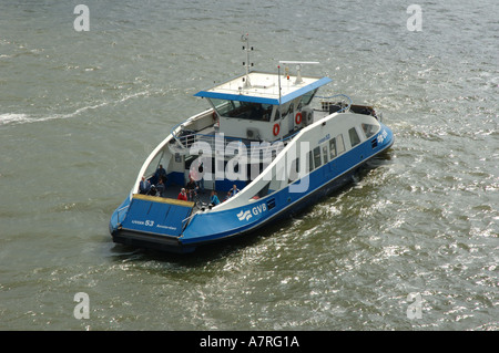 GVB-Fähre über den Fluss IJ, Amsterdam Stockfoto