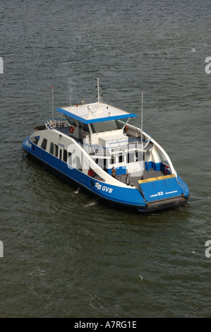 GVB-Fähre über den Fluss IJ, Amsterdam Stockfoto