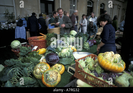 Bio-Bauernhof zum Verkauf an Bad Farmers Market England produzieren Stockfoto