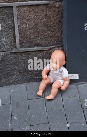 Verlassene Puppe in der Straße Stockfoto