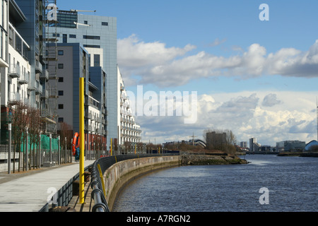 Blick entlang Gehweg Clyde bei Glasgow Harbour Immobilienentwicklung blicken in Richtung City Centre, Glasgow, Schottland, Großbritannien. Stockfoto