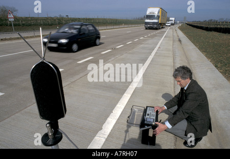 Umwelt und Gesundheit Offizier Maßnahmen Schallpegel Dezibel auf Straße Bypass Cirencester England Stockfoto