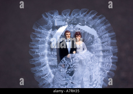 Braut und Bräutigam Hochzeitstorte Topper Hochzeitskonzept Stockfoto