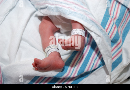 Neugeborenes Baby Füße im Krankenhaus Stockfoto