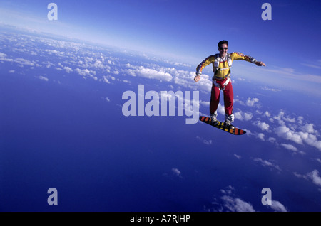 Mann auf Skateboard Fallschirmspringen Stockfoto