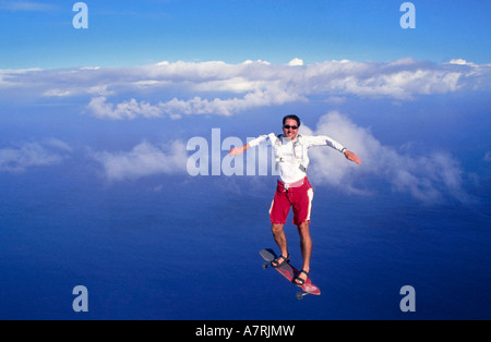 Mann auf Skateboard Fallschirmspringen Stockfoto