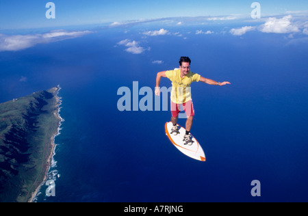 Mann, Fallschirmspringen auf Skateboard, Hawaii, USA Stockfoto