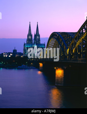 Eisenbahnbrücke über den Fluss bei Dämmerung, Hohenzollernbrücke, Köln, Germany Stockfoto