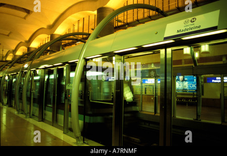 Frankreich, Paris, METEOR (METROPOLITAIN N ° 14) STATION MADELEINE Stockfoto