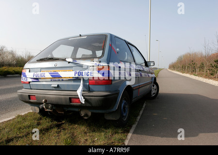 Verlassenes Auto mit gerissenen Windschutzscheibe und Polizei Klebeband rundum Stockfoto