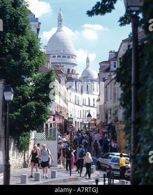 Touristen in der Straße der Stadt Basilique Du Sacre Coeur Paris Ile de France Frankreich Stockfoto