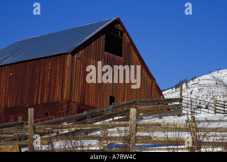 N.a., USA, Washington, Okanogan County. Verwitterte Scheune im Winter in der Nähe von Winthrop. PR (MR) Stockfoto