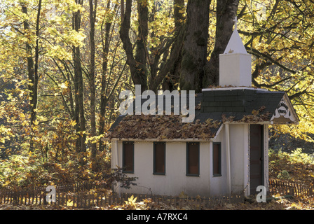 NA, USA, Washington, North Cascades Highway in der Nähe von Marblemount. Kleine Kapelle im Herbstlaub abgedeckt Stockfoto