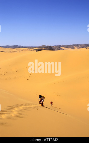 Algerien, Sahara, Tadrart Region, Wandern in den Dünen von Moul Naga Stockfoto