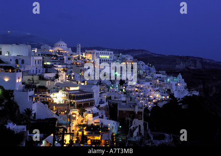 Griechenland, Kykladen, Santorini Insel, Stadt Thira (Fira) bei Nacht Stockfoto