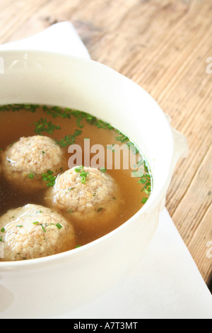 Nahaufnahme von Matzo Kugeln Suppe in Schüssel Stockfoto