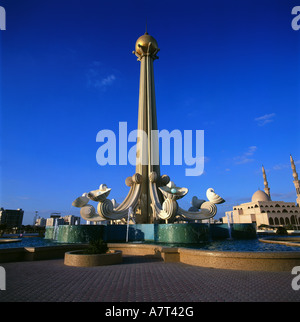 Mahnmal gegen blauen Himmel in der Stadt, König Faisal Mosque, Sharjah, UNITED ARAB EMIRATES Stockfoto