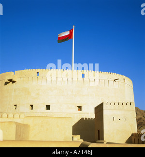 Flagge von Oman auf Fort, Nizwa, Oman Stockfoto