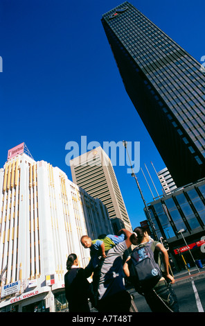 Niedrigen Winkel Blick auf Menschen in Straße Adderley Street Cape Town South Africa Stockfoto