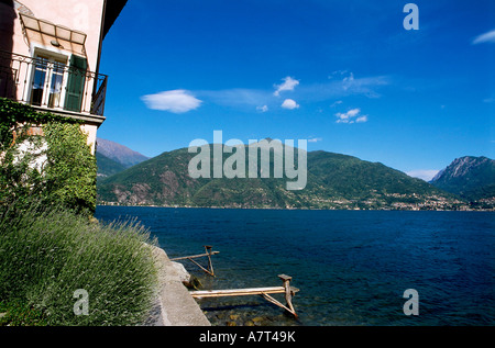 Gebäude am Ufer, Santa Maria Rezzonico, Comer See, Lombardei, Italien Stockfoto