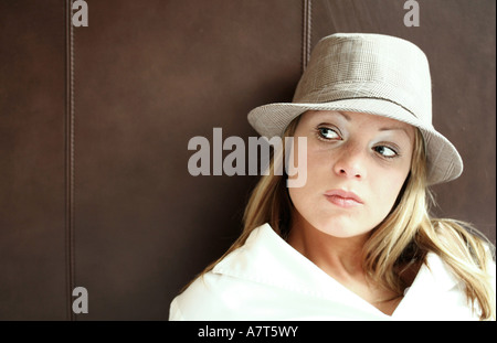 Junge Frau blickte sich seitwärts in Nahaufnahme Stockfoto