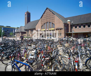 Fahrräder geparkt vor Gebäude Stockfoto