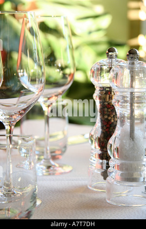 Salz- und Pfefferstreuer mit Stiel Glas auf Tisch Stockfoto