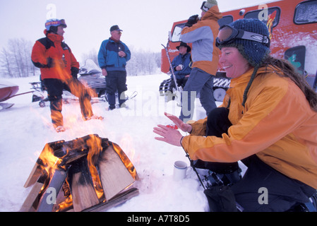 Skifahrer, versammelten sich um ein Feuer Stockfoto