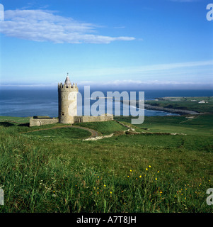 Burg am Kap Küstennähe Doonagore Castle, Doolin, Co. Clare, Irland Stockfoto