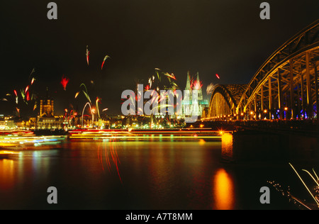 Feuerwerk in der Nähe von Bridge bei Nacht Stockfoto