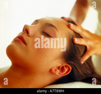 Junge Frau, an die Haare Massage Therapeuten Stockfoto