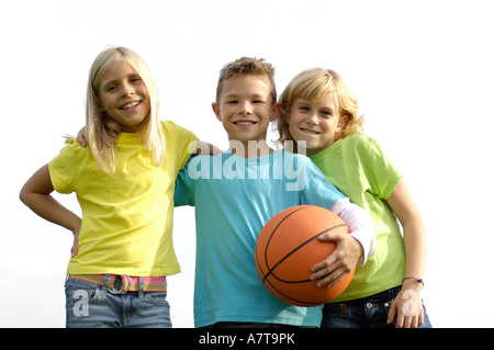 Porträt der Brüder und Schwestern, die lächelnd Stockfoto