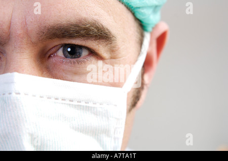 Nahaufnahme des männlichen Chirurgen mit Maske Stockfoto