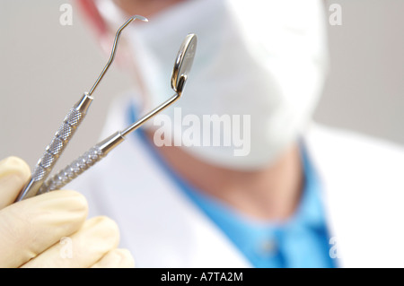 Nahaufnahme des männlichen Zahnarzt hält Plaque-Entferner Stockfoto