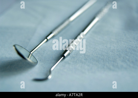 Nahaufnahme von Plaque-Entferner und abgewinkelten Spiegel Stockfoto