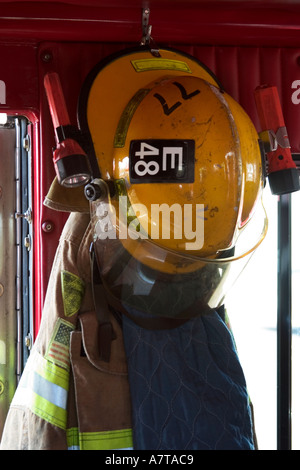 Feuerwehrmann-Helm und Ausrüstung Stockfoto