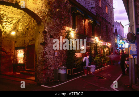Menschen außerhalb Restaurant in der Abenddämmerung Frankreich Stockfoto