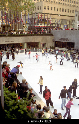 Eislaufen Sie in der Weihnachtszeit auf dem Rockefeller Center New York Vereinigte Staaten von Amerika Stockfoto