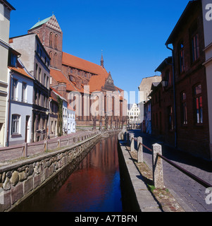 Canal fließt durch Stadt, Mecklenburg-West Pomerania, Deutschland Stockfoto