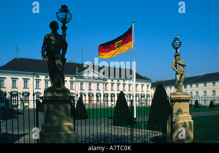 Deutsche Flagge vor Gebäude, Berlin, Deutschland Stockfoto