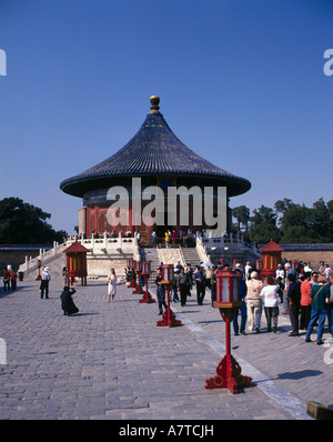 Touristen am Tempel Echo Wall Pavillon Tempel des Himmels Peking China Stockfoto