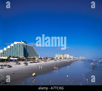 Touristen am Strand von Daytona Beach Florida USA Stockfoto