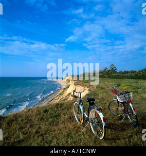 Zwei Fahrräder an Küste, Ahrenshoop, Fischland-Darß, Mecklenburg-Western Pomerania, Deutschland Stockfoto
