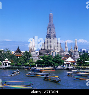 Boote im Fluss vor Pagode, Bangkok, Thailand Stockfoto