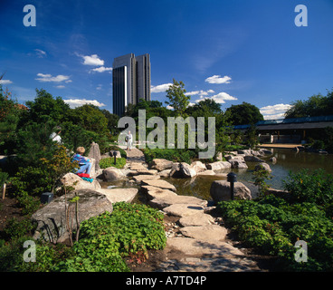 Touristen im Garten in der Stadt, Hamburg, Deutschland Stockfoto