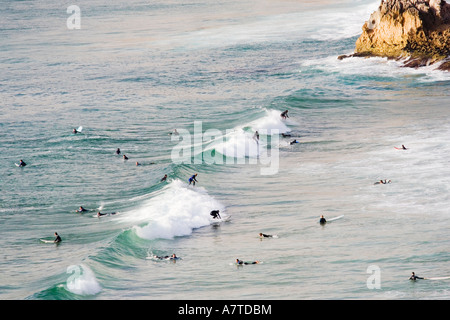 Luftaufnahme des Menschen Wellenreiten Praia Tonel Algarve Portugal Stockfoto
