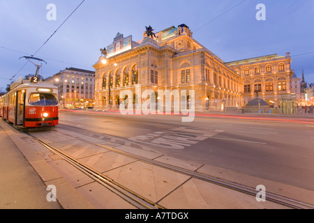 Opernhaus leuchtet in der Dämmerung, Wiener Staatsoper, Wien, Österreich Stockfoto